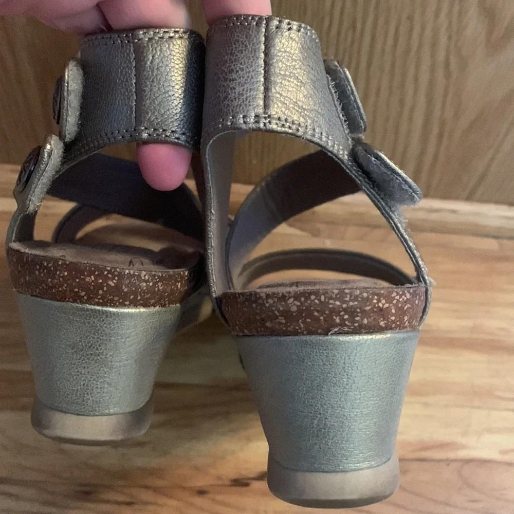 Rockport Cobb Hill Size 6 asymmetry metallic leather strap comfort sandals EUC